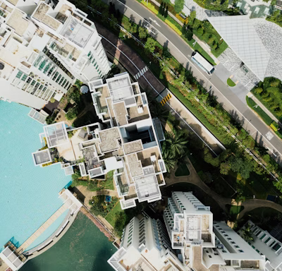 photo 1506604174125 c438972b798e